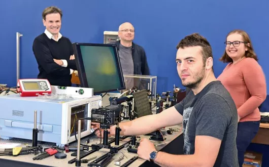 Zespół prof. Czyszanowskiego podczas pracy w laboratorium fizycznym 