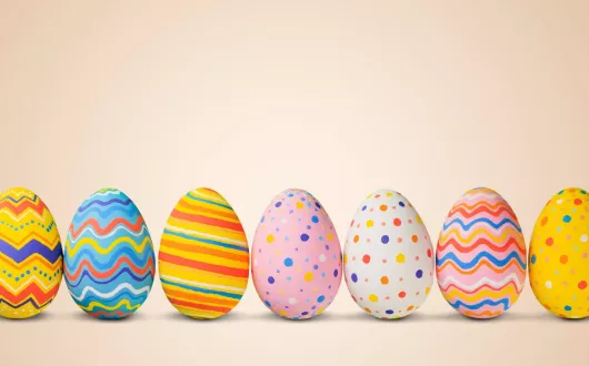 Kolorowe pisanki na pastelowym tle