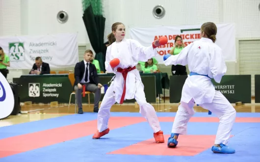 Akademickie Mistrzostwa Polski w karate: Julia Komorowska podczas walki z inną zawodniczką na macie