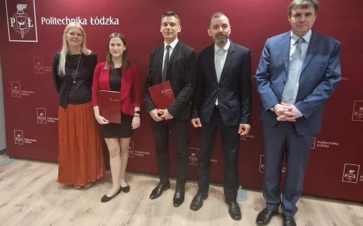 Grupa osób w tym zwycięzcy konkursu, opiekunowie i dyrekcja Instytutu Matematyki - od lewej: prof. Szymańska-Dębowska, mgr Karolina Wróbel, lic. Kacper Woźniak, dr hab. inż. Przemysław Gordinowicz, prof. Artur Wachowicz na tle bordowej ścianki Politechniki Łódzkiej.