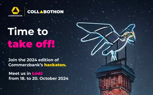 Końcówka komina fabrycznego, na której znajduje się neon w kształcie ptaka na tle gwieździstego nieba. Z lewej strony znajdują się napisy z informacjami zawartymi w tekście.