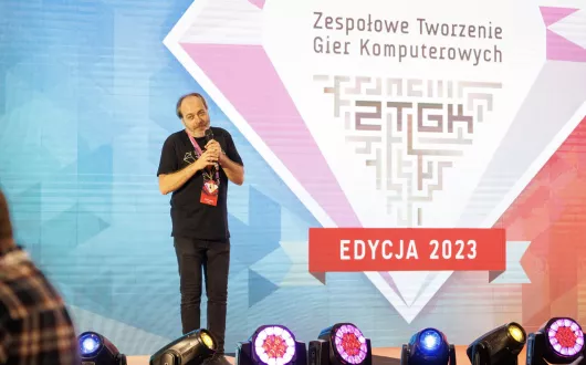 Dr inż. Dominik Szajerman na scenie podczas edycji ZTGK 2023.