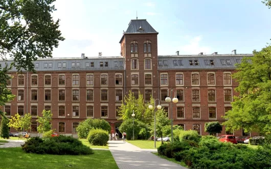 Budynek Trzech Wydziałów w otoczeniu zieleni