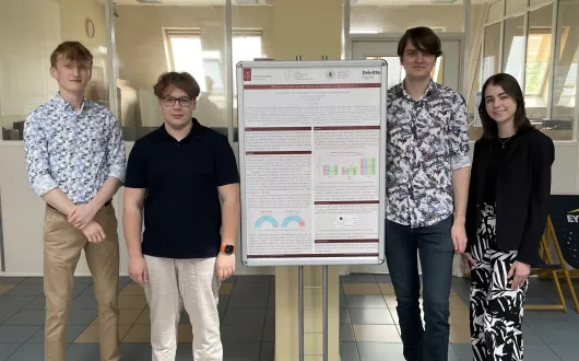 Grupa elegancko ubranych studentów: od lewej Mikołaj Zakrzewski, Wiktor Stępniewski, Hubert Jatczak i Paulina Szczepaniak, a między nimi plakat z projektem konkursowym.