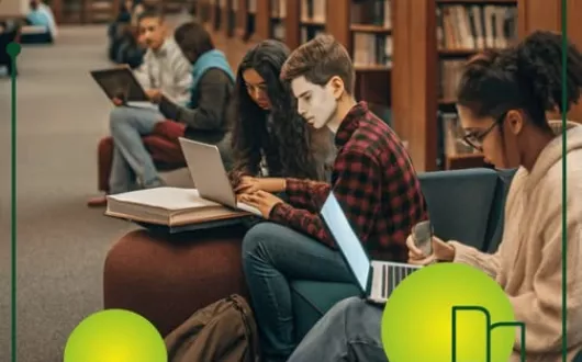 Grafika promująca projekt GreenEDU - grupa młodych ludzi w bibliotece