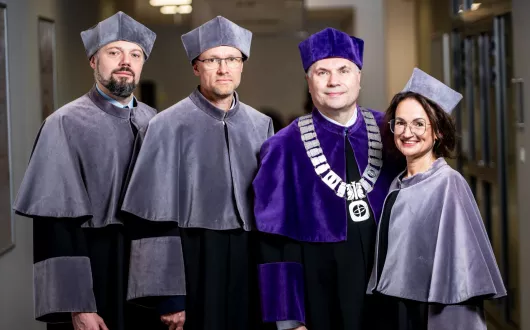 Członkowie Kolegium Dziekańskiego Wydziału FTIMS ubrani w togi akademickie, pozujący do oficjalnego zdjęcia grupowego