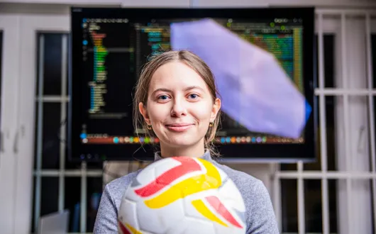Weronika Wiechno trzymająca piłkę do gry