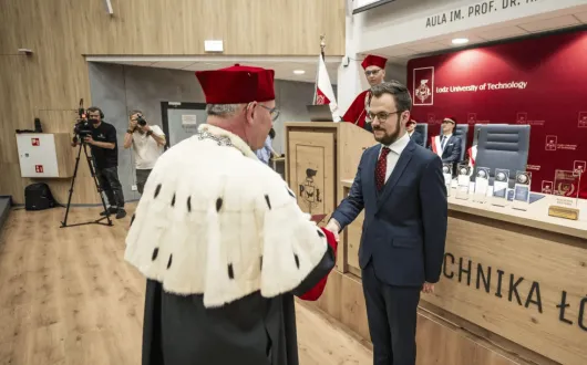 Jakub Łompieś odbiera nagrodę z rąk Rektora Politechniki Łódzkiej (fot. Marcin Szmidt)