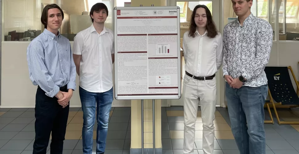 Grupa elegancko ubranych studentów: od lewej Franciszek Pawlak, Kacper Białek, Piotr Janiszek i Michał Korblit, a między nimi plakat z projektem konkursowym.