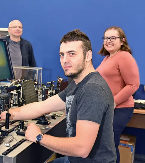 Czworo uśmiechniętych naukowców w laboratorium 