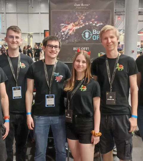 Studenci w czarnych koszulkach na zawodach Game Access Conference