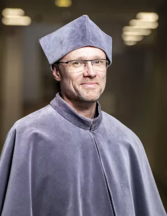 Prodziekan ds. kształcenia Wydziału FTIMS - zdjęcie w todze