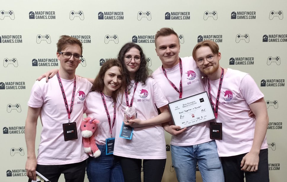 Na zdjęciu zwycięski zespół chwilę po odebraniu nagrody na gali finałowej (od lewej: Filip Izydorczyk, Karolina Zaborowska, Jagoda Gradek, Mateusz Majchrzak i Filip Mazurek - studenci Wydziału FTIMS Politechniki Łódzkiej