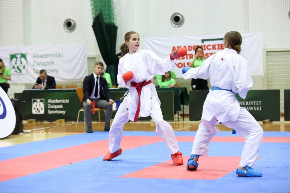Akademickie Mistrzostwa Polski w karate: Julia Komorowska podczas walki z inną zawodniczką na macie