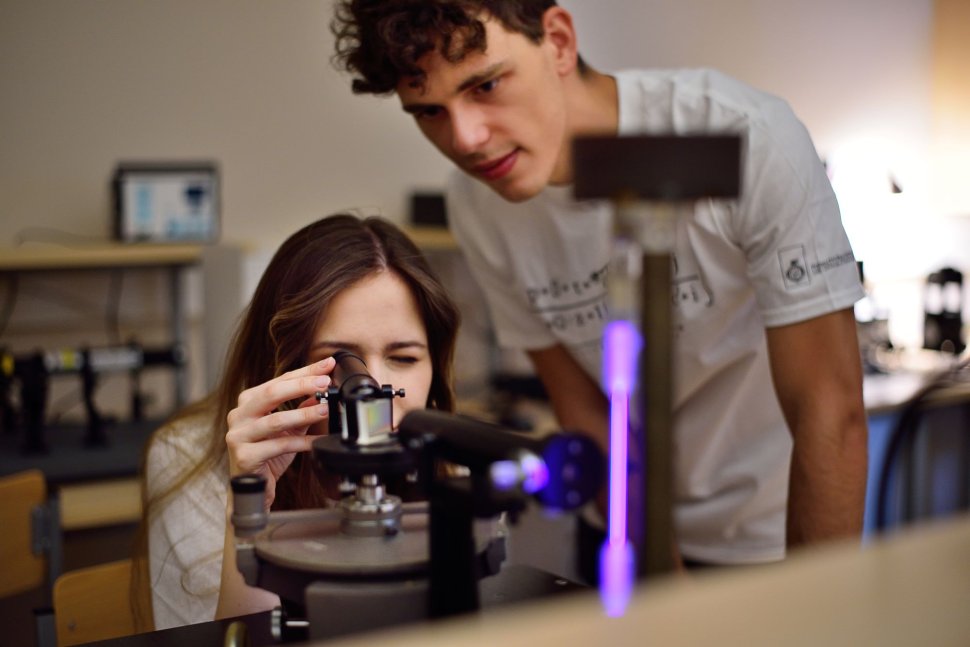 Dwoje studentów w laboratorium fizycznym