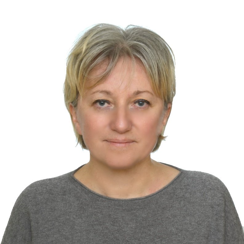 Lekko uśmiechnięta prof. Aneta Poniszewska-Marańda na białym tle. 