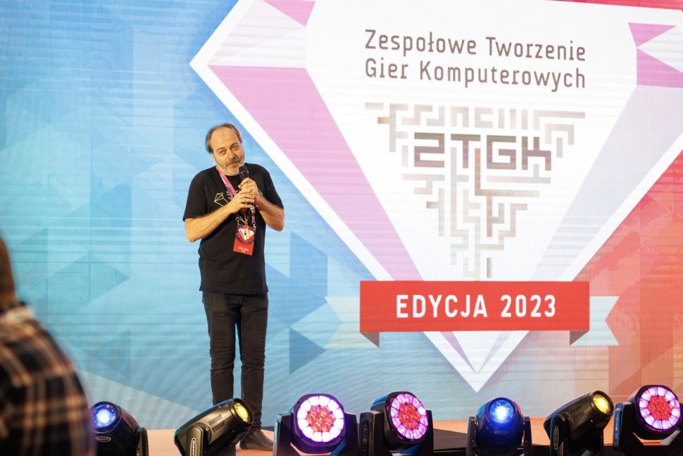 Dr inż. Dominik Szajerman na scenie podczas edycji ZTGK 2023.