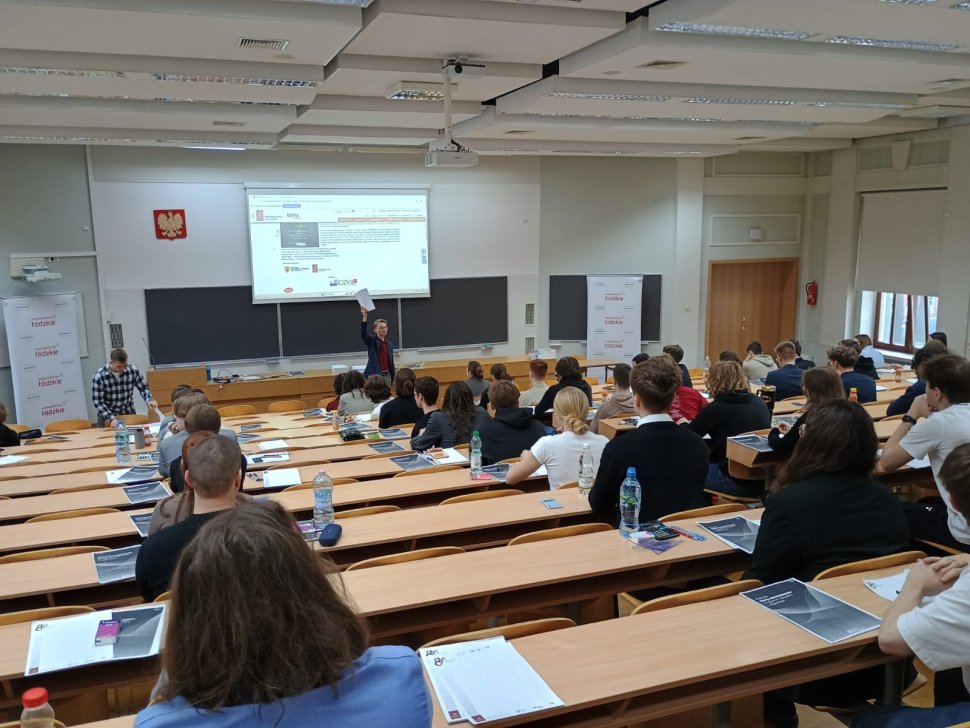 Grupa uczniów siedząca w ławkach z testami.