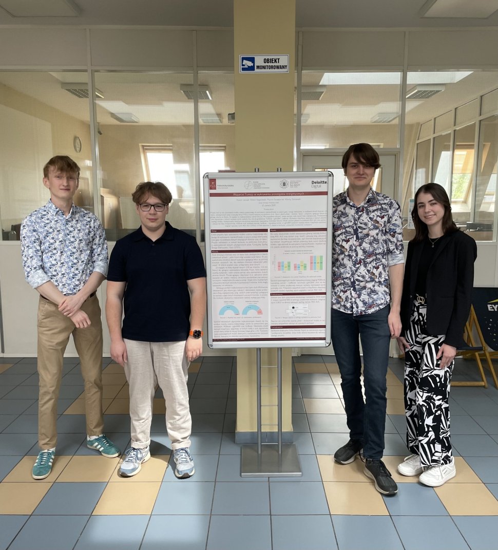 Grupa elegancko ubranych studentów: od lewej Mikołaj Zakrzewski, Wiktor Stępniewski, Hubert Jatczak i Paulina Szczepaniak, a między nimi plakat z projektem konkursowym.