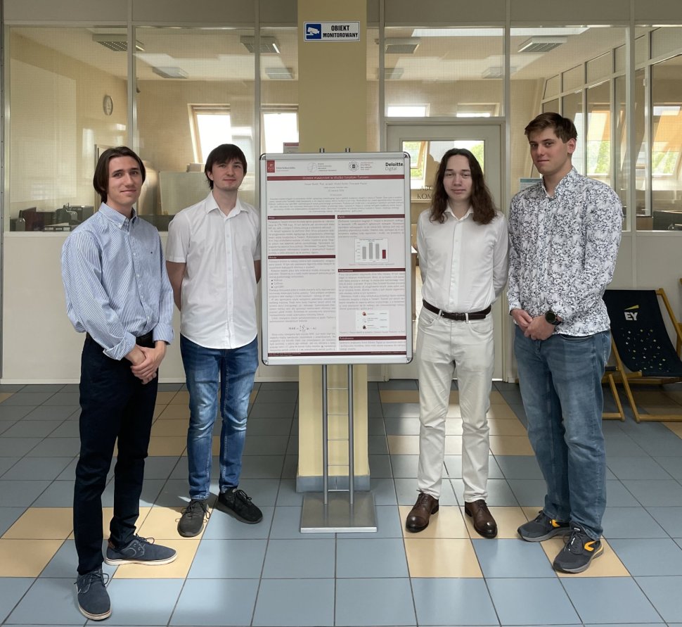 Grupa elegancko ubranych studentów: od lewej Franciszek Pawlak, Kacper Białek, Piotr Janiszek i Michał Korblit, a między nimi plakat z projektem konkursowym.