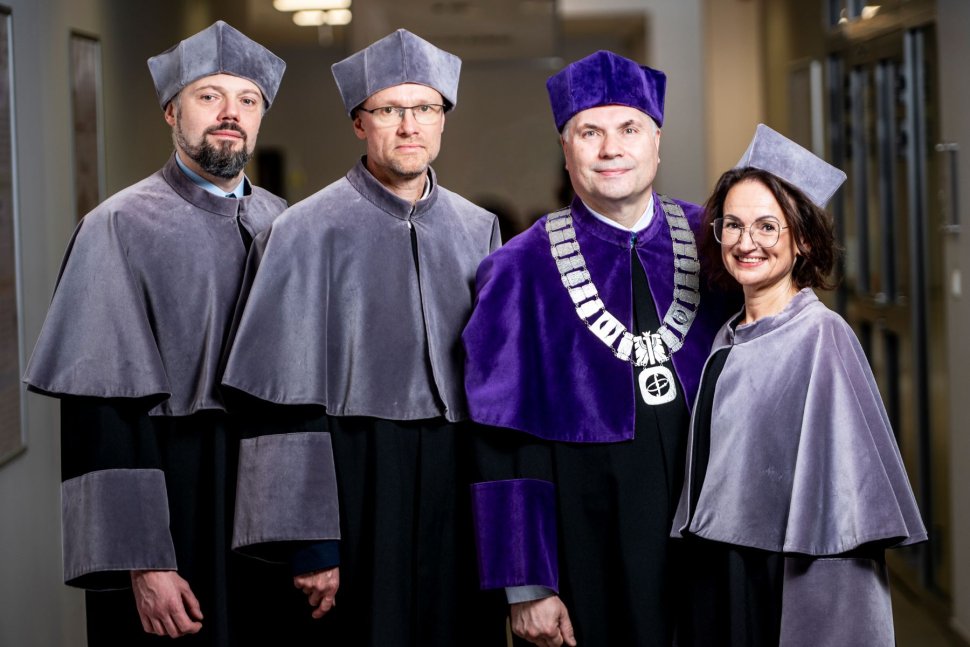 Członkowie Kolegium Dziekańskiego Wydziału FTIMS ubrani w togi akademickie, pozujący do oficjalnego zdjęcia grupowego