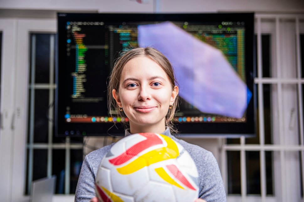 Weronika Wiechno trzymająca piłkę do gry