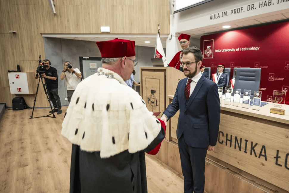 Jakub Łompieś odbiera nagrodę z rąk Rektora Politechniki Łódzkiej (fot. Marcin Szmidt)