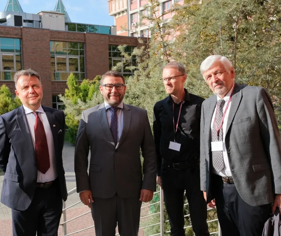 Przed rozpoczęciem obrad – od prawej: prof. Mircea Sofonea (Francja), prof. Marek Galewski (PŁ), prorektor PŁ, prof. Adam Wojciechowski), i prof. Marcin Kamiński (PŁ)