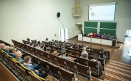 Rozdanie dyplomów - widok auli z ostatnich rzędów