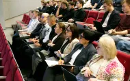 studenci siedzą na siedzeniach