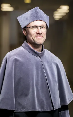 Prodziekan ds. kształcenia Wydziału FTIMS - zdjęcie w todze