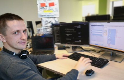 Student pracujący przy komputerze