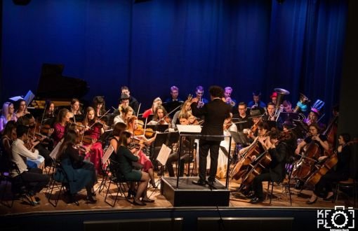 orkiestra z dyrygentem w trakcie koncertu