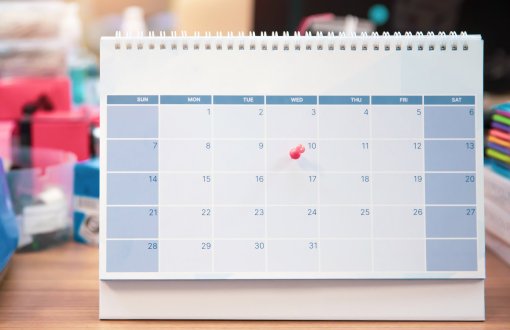 Kalendarz z przypiętą czerwoną pinezką