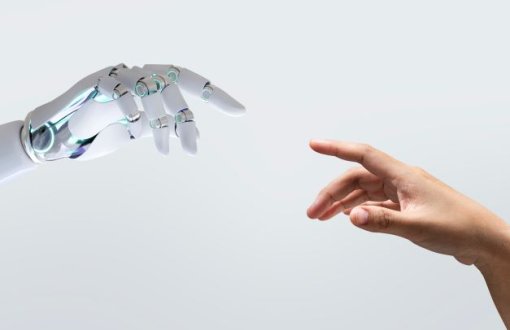 ręka robota i ludzka ręka