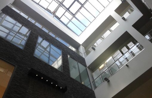 Instytut Fizyki: wnętrze nowoczesnego budynku z przeszklonym dachem. Widok z dołu.
