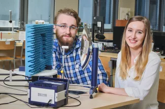 Dwoje studentów w laboratorium naukowym