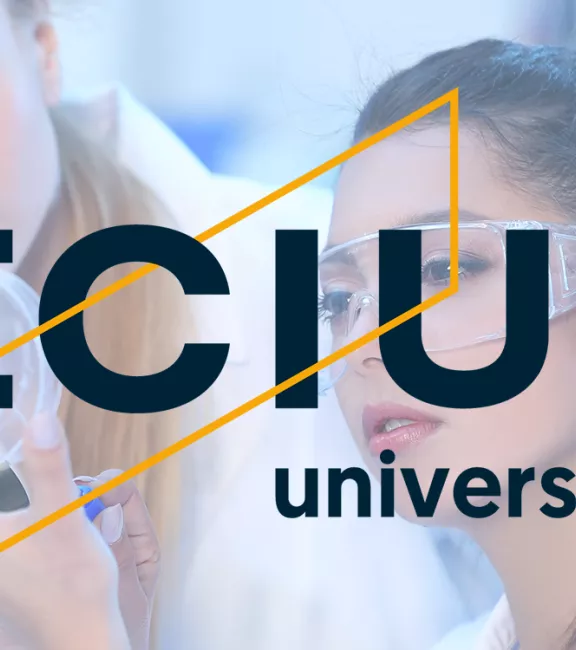 Grupa naukowców przed mikroskopem, a na ich tle logotyp, który tworzy napis ECIU University i pomarańczowy prostokąt.