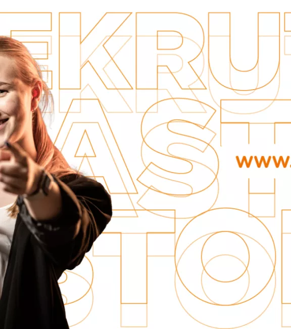 Baner reklamujący rekrutację na studia I stopnia w biało-pomarańczowej kolorystyce, na pierwszym planie uśmiechnięta studentka, w tle data rozpoczęcia rekrutacji oraz adres strony internetowej